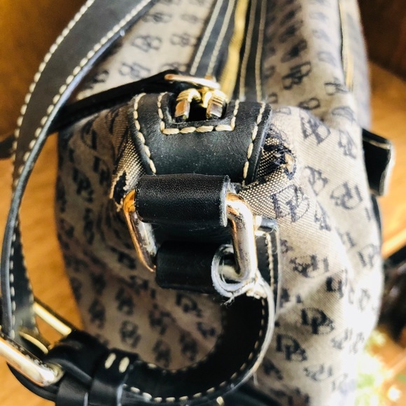 Dooney & Bourke Black monogram shoulder bag. - Picture 3 of 8